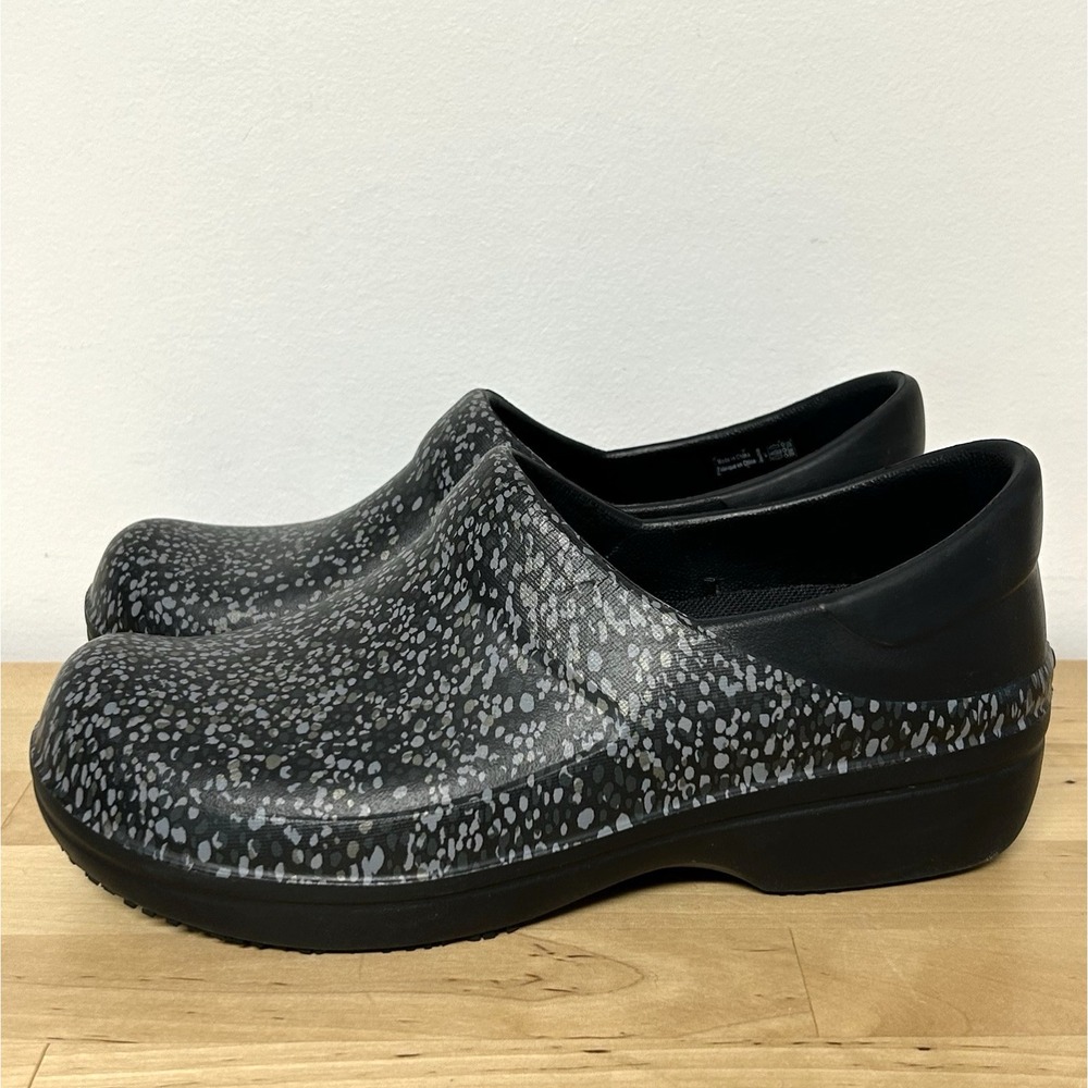 Crocs Neria Pro II Black Speckled Work Clogs Womens 7 Slip Resistant 205385